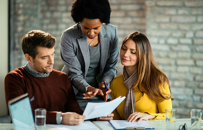 Agent working with couple